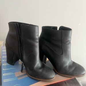 Antonio Melani leather ankle Boots